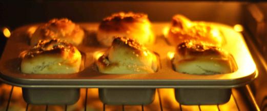 放入烤箱第二层，上下火150度15分钟就烤好了。