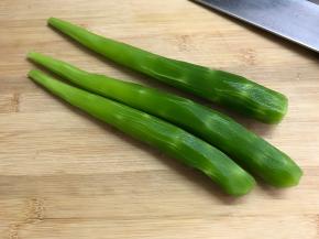 莴笋用刀削去外面的老皮。