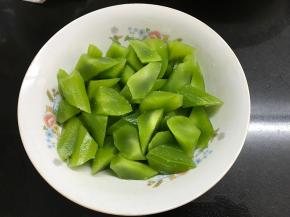 加1小勺盐腌制60分钟。