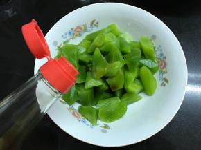 再加适量醋拌匀。