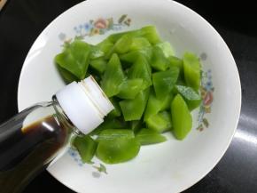 腌好后挤出水份，加入适量生抽。