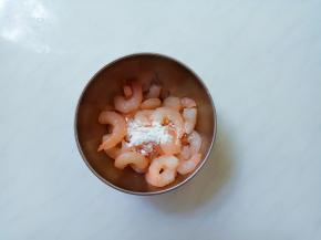 虾仁用盐、料酒、1匙淀粉味上。