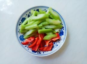 西芹撕去外皮的筋儿膜，洗净斜切块，红椒斜切块。