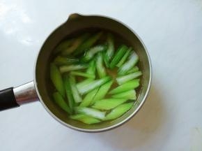 起锅热水，放几滴油、盐炒烫一下西芹。