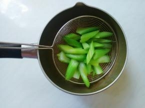 变色捞出冲凉控水。