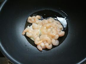 起锅热油，滑散一下虾仁变色盛出。