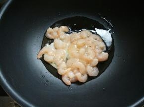 起锅热油，滑散一下虾仁变色盛出。