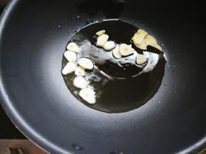 下蒜片、姜片爆香。