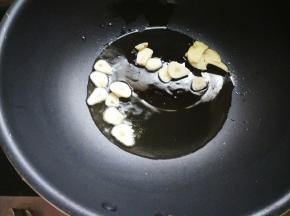 下蒜片、姜片爆香。