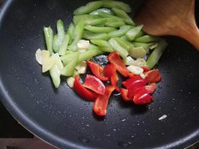依次下西芹、红椒。