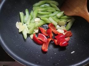 依次下西芹、红椒。