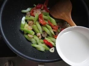 翻炒片刻加入虾仁，加盐调味。最后淋水淀粉勾薄芡，滴几滴香油出锅。