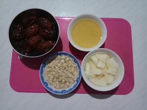 大枣洗净，用温水浸泡。
小米洗净提前浸泡半小时。
燕麦洗净。
山药去皮，洗净切成小块，泡清水里，防止氧化。