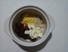 小米泡好后，全部食材放入砂锅。
