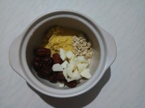 小米泡好后，全部食材放入砂锅。