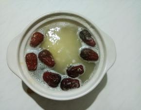 水再次开后，出大沫儿，顺时针从锅底搅拌。盖盖，转小火慢熬20分钟关火。不开盖，利用砂锅余温焖至小米软烂。