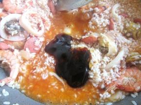 加入蚝油翻两下，均匀即可。