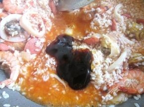 加入蚝油翻两下，均匀即可。