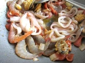 把鱿鱼圈，虾，鲍鱼一起放入炒两下。