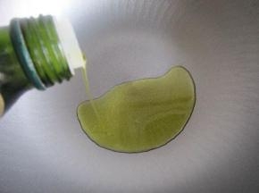锅里放入橄榄油。