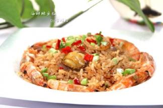 装盘，点缀小葱末和彩椒末。