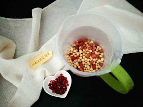 把玫瑰花瓣弄下来，再把黄豆跟花生浸泡六个小时。