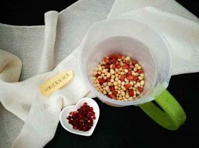 把玫瑰花瓣弄下来，再把黄豆跟花生浸泡六个小时。