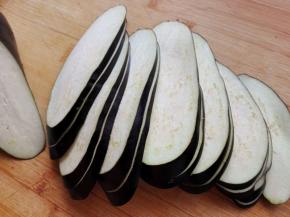 3.	茄子去蒂，洗净，斜着切片，注意，每两片要连在一起，即第一刀不切断，第二刀切断，