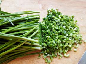 1.	韭菜摘干净，洗净，切小粒，