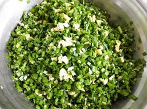 4.	韭菜加鸡蛋，放适量油和盐，拌匀，