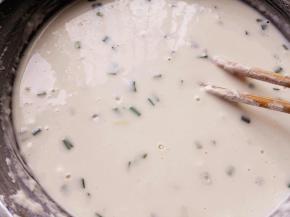 7.	面粉中加入水，拌匀成面粉糊，状态为用勺子舀起来，倒下去成线状就可以了，太稀用挂不住，太稠会面粉层太厚，