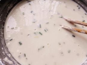 7.	面粉中加入水，拌匀成面粉糊，状态为用勺子舀起来，倒下去成线状就可以了，太稀用挂不住，太稠会面粉层太厚，