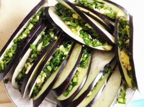 6.	把所有的茄子中间都夹好，