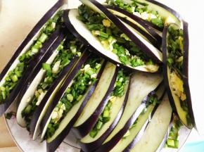 6.	把所有的茄子中间都夹好，