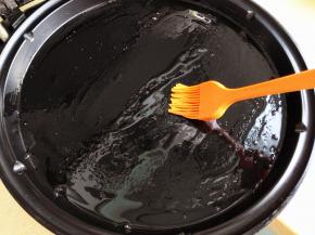 8.	平底锅里刷上适量的油，