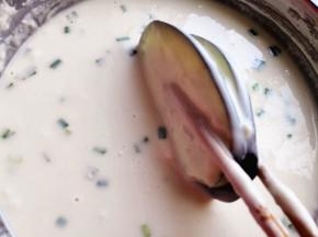 9.	用筷子夹起一个茄盒，在面粉糊里打一个滚，