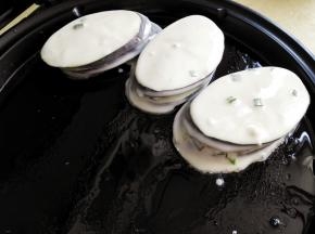 10.	油热后放入茄盒，等2分钟左右即呈金黄色，翻面