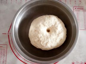 2.	放在温暖的地方，密封发酵至2-3倍大，