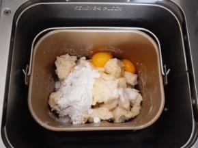 3.	将种面团撕成小块投入面包机里，再加入主面团中除黄油以外的所以材料，揉成光滑的面团，