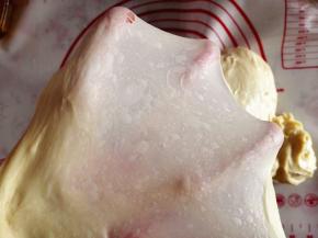 4.	加入黄油揉至完全扩展阶段，