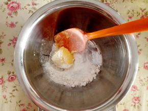 6.	发酵的同时调制奶黄馅，先将室温软化的黄油加入糖粉，搅拌均匀，