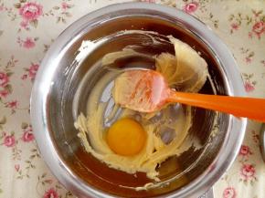 7.	再加入蛋黄拌匀 ，