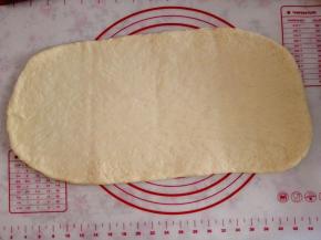 9.	取出排气，静置10分钟，再擀成大的长方形，