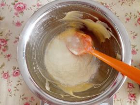 8.	最后加入奶粉拌匀，备用，