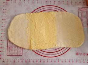10.	取一部分奶黄馅涂抹在中间1/3的地方，