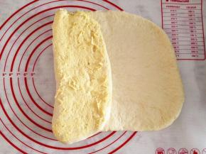 11.	将左边向中间折叠，再涂抹上奶黄馅，