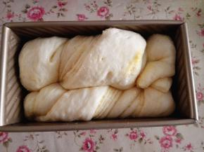 16.	再次发酵，至吐司盒8分满，表面涂蛋液，