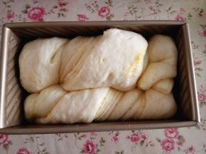 16.	再次发酵，至吐司盒8分满，表面涂蛋液，