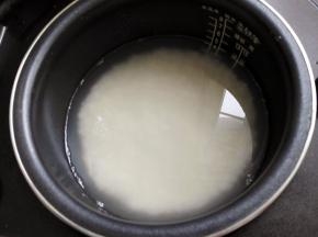 1.	大米洗净，放入锅中，加入适量清水，