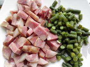 2.	香肠切丁，线豆焯水后切丁